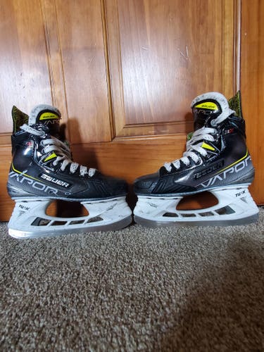 Junior Used Bauer Vapor 3X Hockey Skates Regular Width Size 2.5