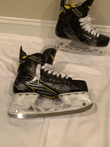 CCM Super Tacks Regular Width Size 9 (Used) + Extra Tuuks