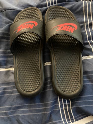 Black Adult Used Nike Slides Size 9 ( Womens 10 )