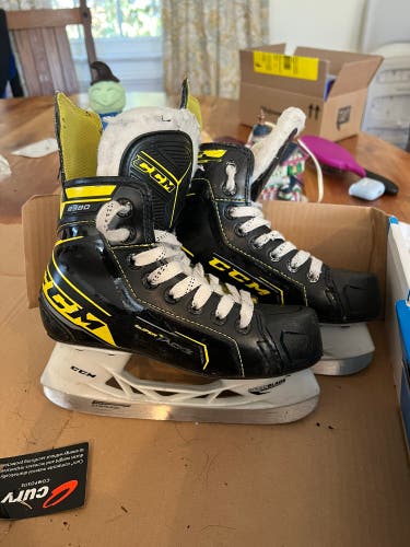 Used CCM Extra Wide Width Size 13.5 Super Tacks 9380 Hockey Skates