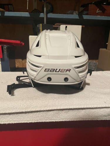 Used Medium Bauer Re-Akt 150 Helmet