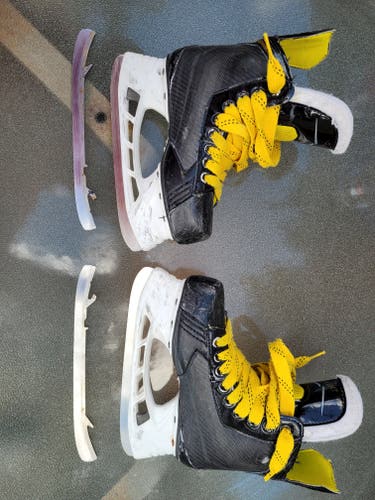 Junior Used Bauer Supreme S27 Hockey Skates Regular Width Size 2