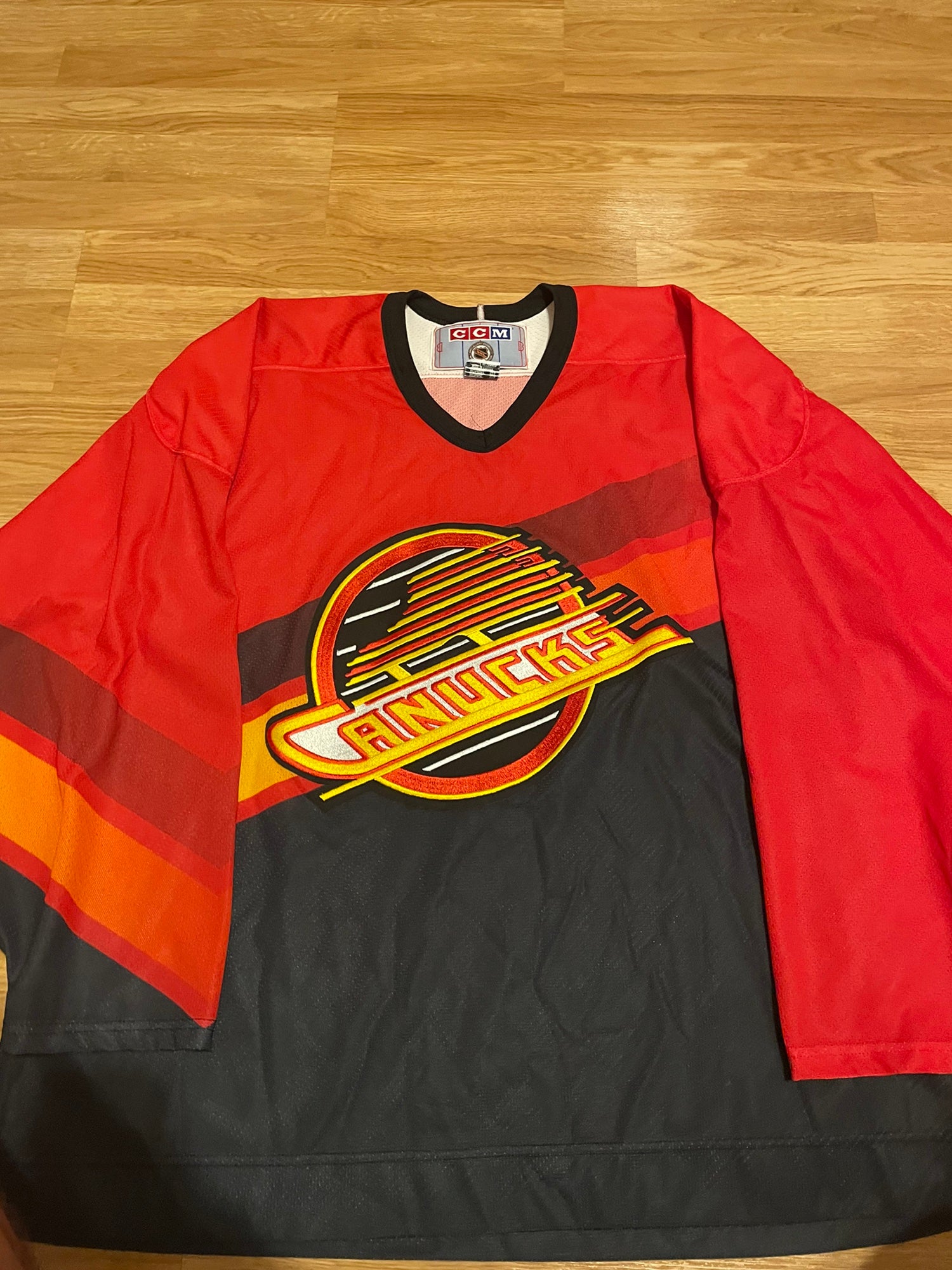 CCM Vancouver Canucks Gradient NHL Hockey Jersey Youth L/XL Canada Sewn  blank
