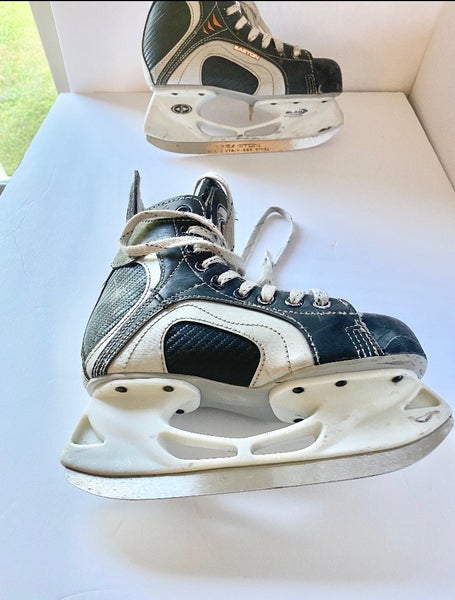 Junior Easton Synergy 200 Hockey Skates Size 2 w/ blade guards