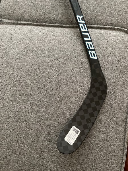Senior Right Handed P28 Pro Stock Team Nexus Hockey Stick