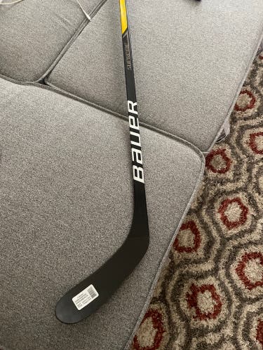 Senior Right Handed P28 Supreme 3S Pro Hockey Stick
