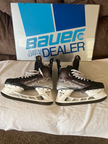 Senior Used Bauer Vapor Hyperlite Hockey Skates Regular Width Pro Stock Size 9