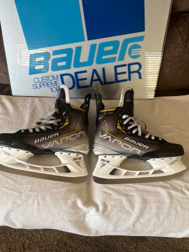 Senior Used Bauer Vapor Hyperlite Hockey Skates Regular Width Pro Stock Size 9