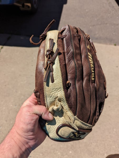 Slightly Used Mizuno Right Hand Throw Outfield Franchise Softball Glove 14"