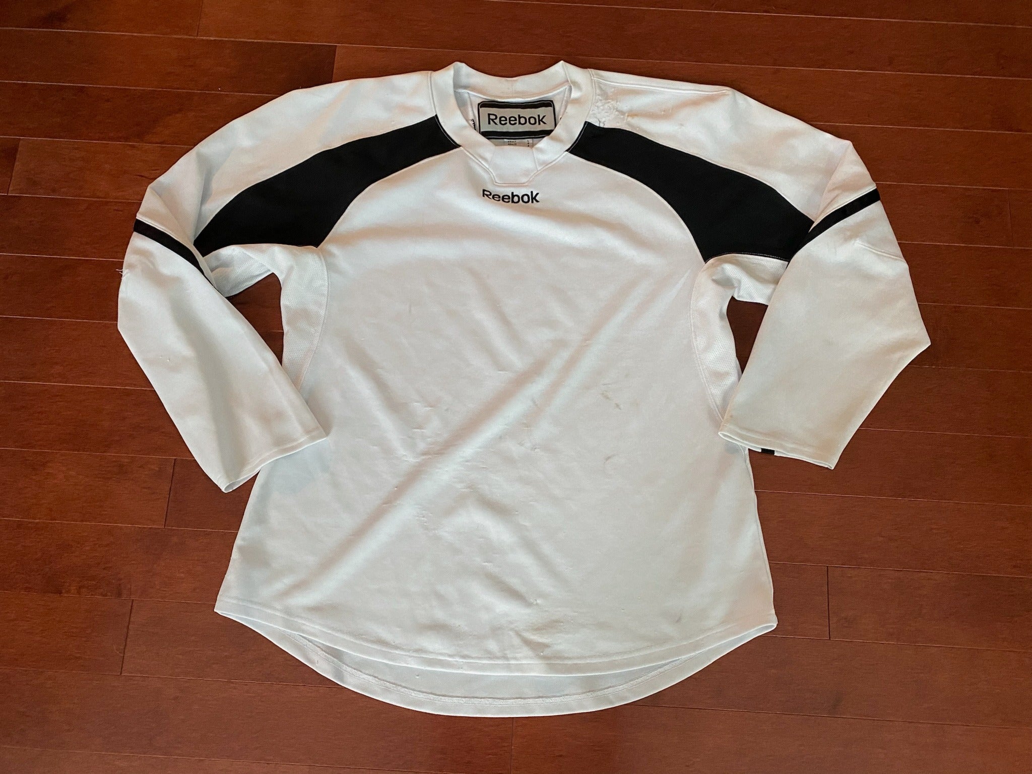 Lot of 8 Reebok hockey practice jerseys blank - sporting goods