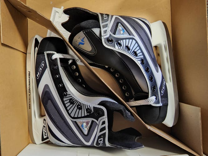 Junior New CCM Vector 4.0 Hockey Skates Regular Width Size 5