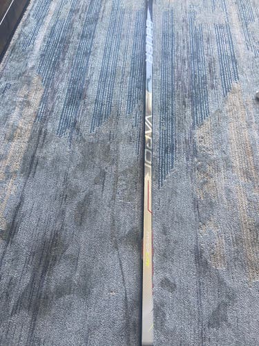 Senior Right Handed P28 Pro Stock Vapor Hyperlite Hockey Stick