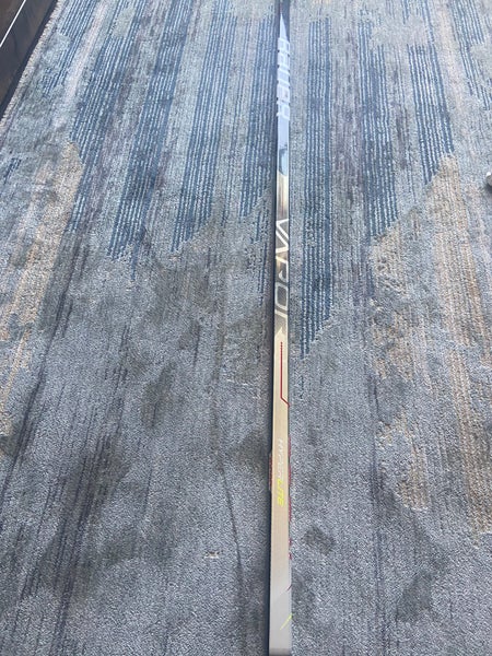 Senior Right Handed P28 Pro Stock Vapor Hyperlite Hockey Stick