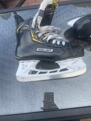 Used Bauer Regular Width Size 5 Supreme 2S Hockey Skates