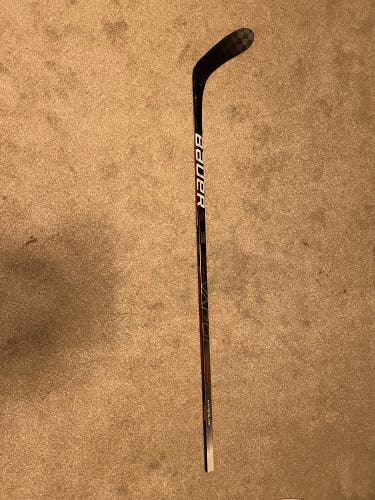 LIGHTLY USED!!! Intermediate Right Handed P28 Vapor Hyperlite Hockey Stick