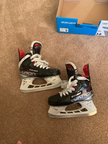 Junior Used Bauer Vapor XLTX Pro Hockey Skates Extra Wide Width Size 2.5