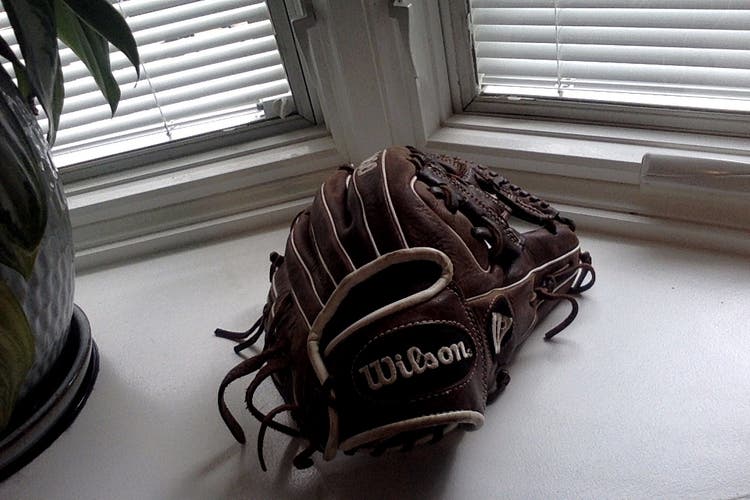 Used Right Hand Throw Wilson Infield A900 Baseball Glove 11.5"