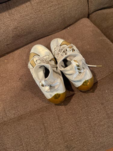 White Adult Molded Cleats Low Cut Vapor