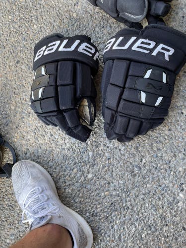 Bauer Nexus 2900 hockey gloves