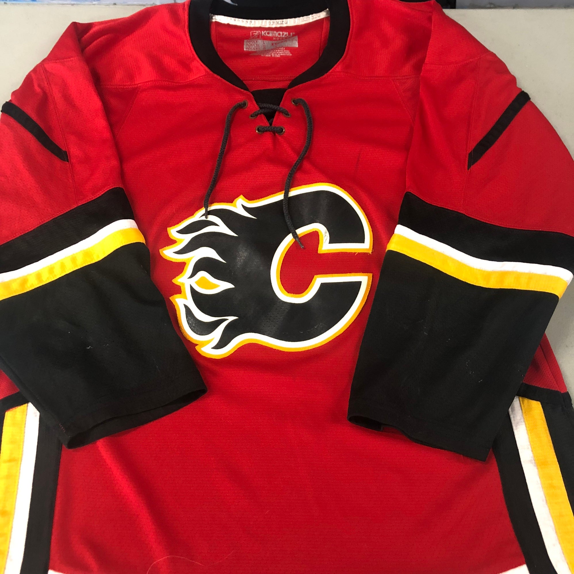 CCM Maska Calgary Flames ST.LOUIS Home Pedestal Jersey LARGE **SEE