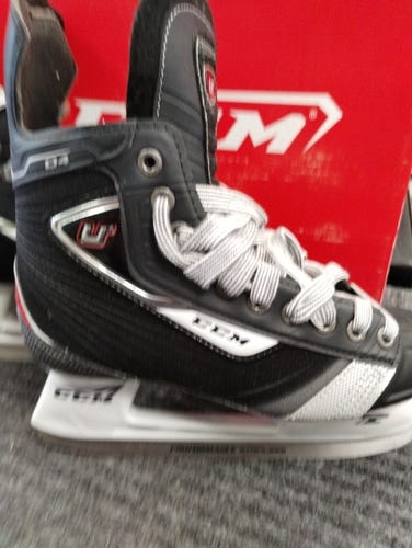 Junior New CCM U+ 04 Hockey Skates Regular Width Size 4