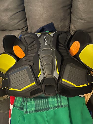 Senior Large CCM  Tacks 9080 Shoulder Pads