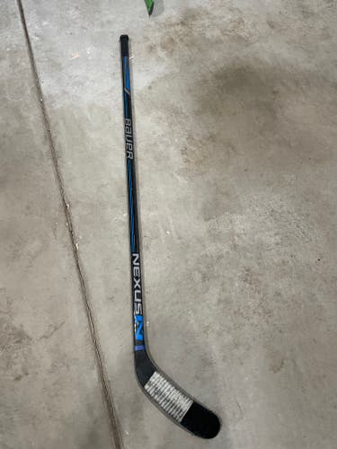 Used Intermediate Bauer Right Handed Nexus 2000 Hockey Stick PM9