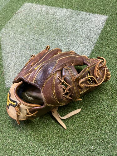 Right Hand Throw 11.75" Classic Pro Baseball Glove
