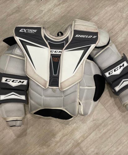 Chesty CCM Shield Sr. L