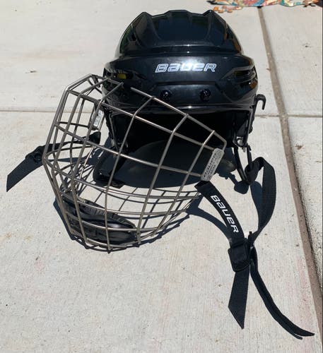 Medium Bauer Re-Akt 95 Helmet with Cage