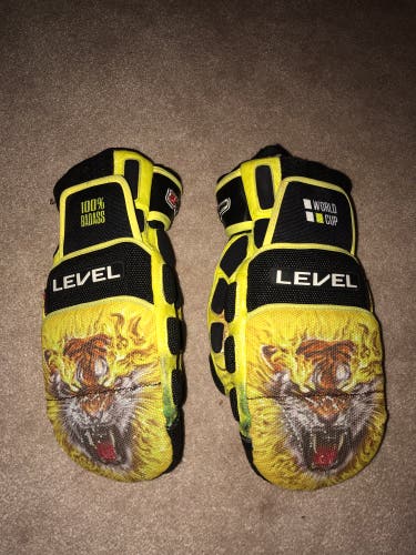 Yellow Used Medium/Large Level Gloves