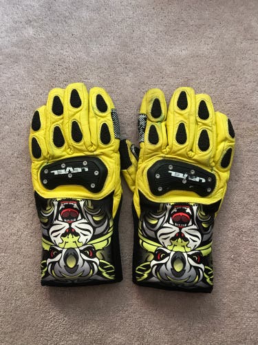 Yellow Used Medium/Large Level Gloves