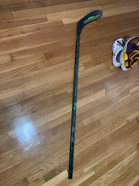 Senior Right Handed P28  Nexus ADV Hockey Stick