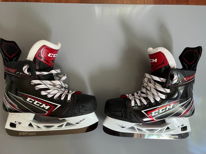 Almost New - Junior CCM JetSpeed FT2 Hockey Skates Regular Width Size 5.5