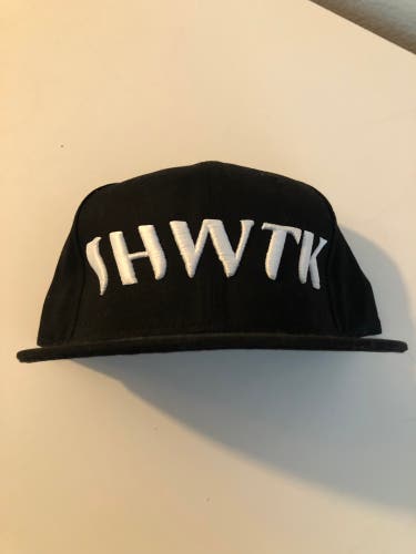 BRAND NEW, NEVER WORN Showtek New Era black snapback