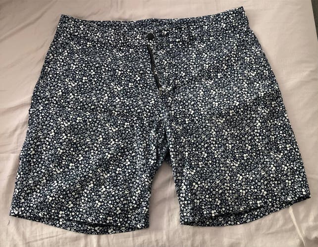 Lululemon men’s navy print shorts size large