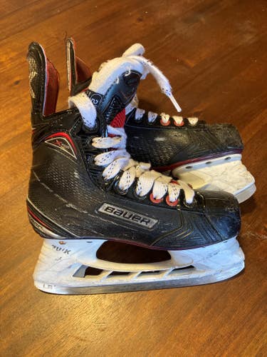 Junior Used Bauer Vapor X700 Hockey Skates Extra Wide Width Size 2 EE