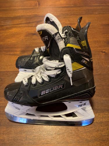Junior Used Bauer Supreme 3S Pro Hockey Skates Extra Wide Width Size 2.5 EE