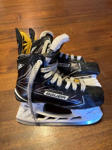 Junior Used Bauer Hockey Skates Regular Width Size 1.5