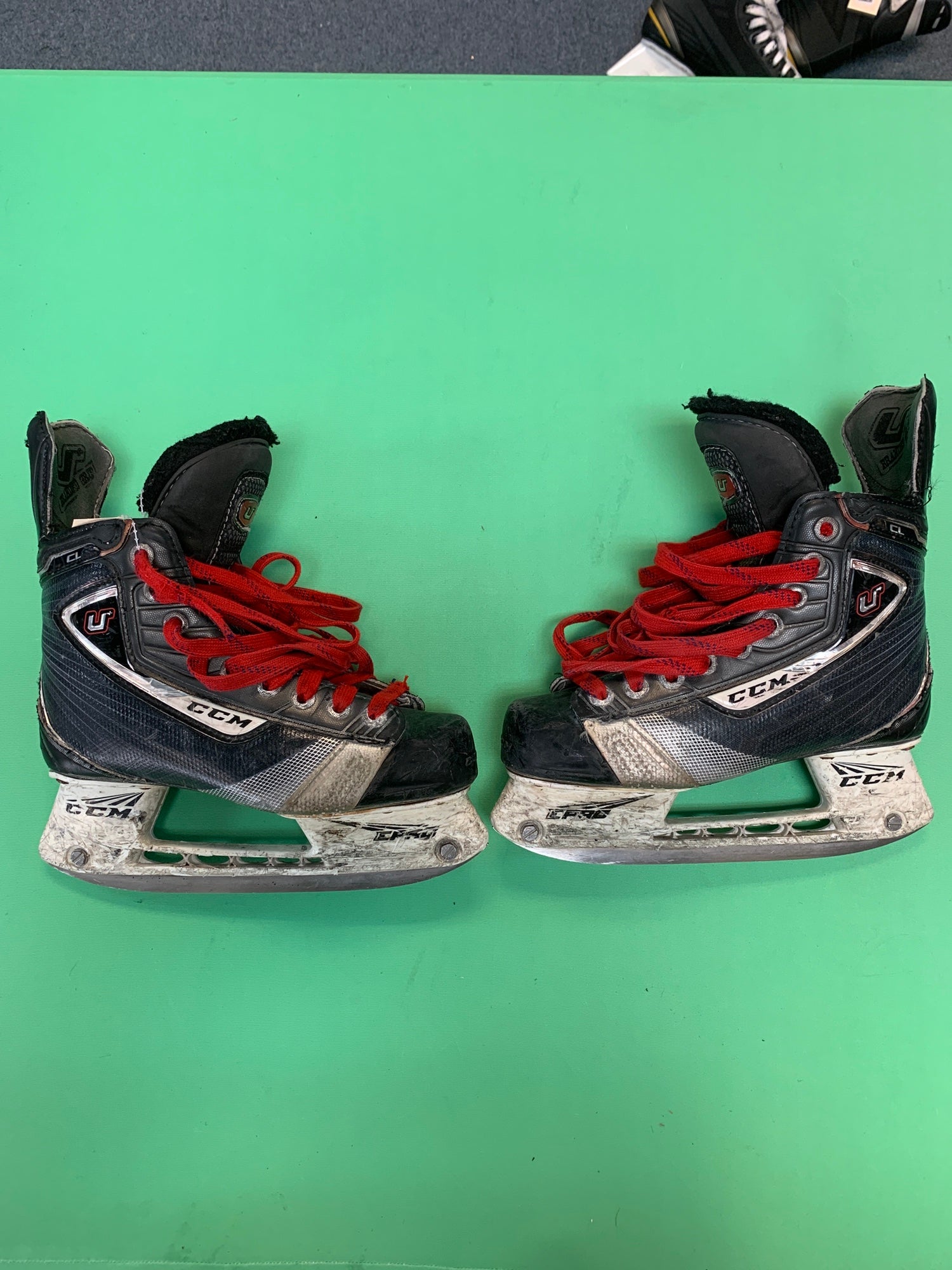 Junior Used CCM U+ Crazy Light Hockey Skates D&R (Regular) 2.5