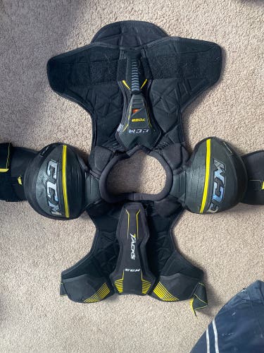 Senior Medium CCM  Tacks 7092 Shoulder Pads