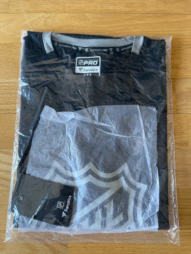 Pro Stock NHL Fanatics Shirt - Size M