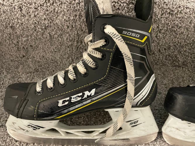 Junior Used CCM Tacks 9050 Hockey Skates Regular Width Size 4