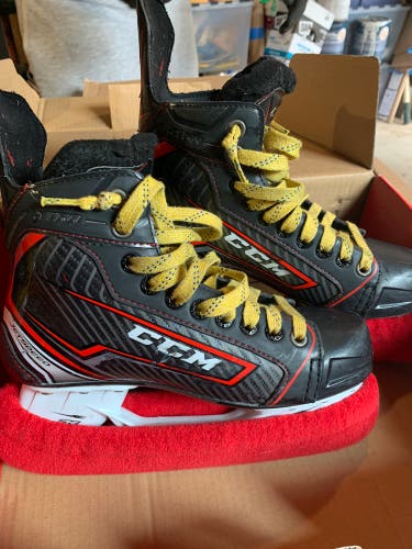 Used Bauer Regular Width Size 5.5 XTRA Hockey Skates