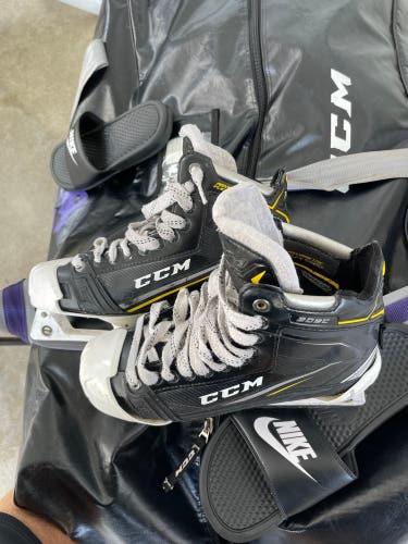 Senior CCM Tacks 9080 Regular Width Size 8.5 Hockey Goalie Skates