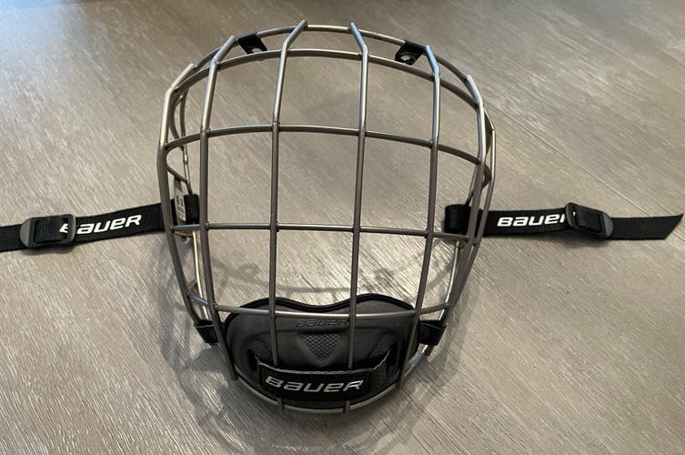 Bauer RE-AKT Titanium Facemask