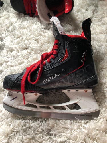 Used Bauer Vapor 3X Pro Hockey Skates Size 5 Fit 2