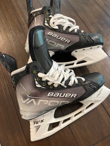 Custom Vapor Hyperlite Hockey Skates Size 6.75