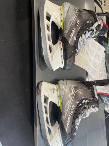 Used Bauer Regular Width  Size 6 Vapor Hyperlite Hockey Skates
