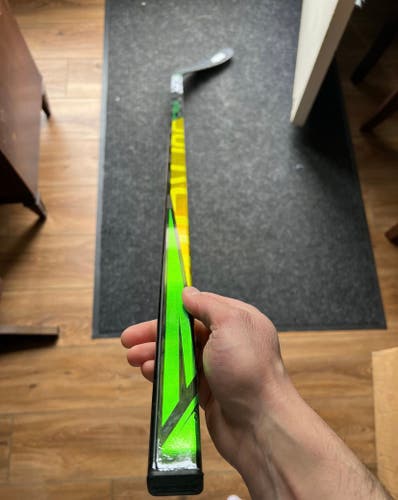 Bauer Supreme UltraSonic Hockey Stick P28 77 flex Senior RH Like New Excellent Condition